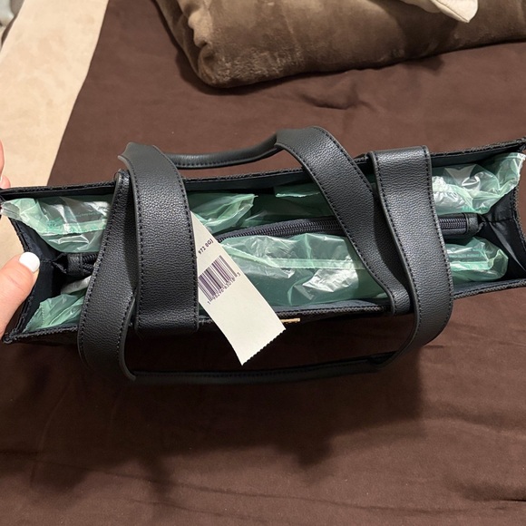 Tommy Hilfiger purse - Picture 2 of 6